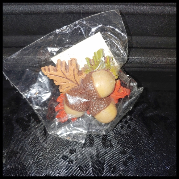Hallmark Jewelry - Vintage Hallmark Oak Leaves and Acorn Autumn Pin 100LP190-2